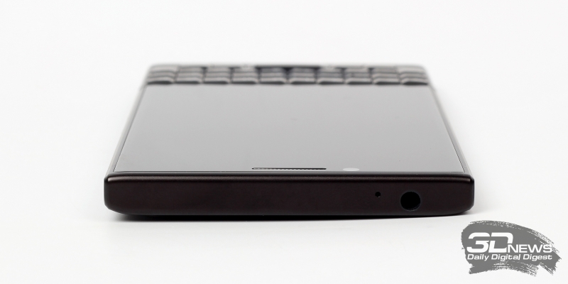  BlackBerry KEY2, верхняя грань: мини-джек для наушников/гарнитуры, микрофон 