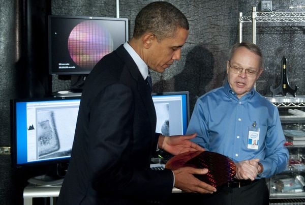 Ведущий разработчик Intel Марк Бор с Президентом Бараком Обамой на заводе В Хиллсборо в 2011 году (Фото Saul Loeb/AFP/Getty Images)