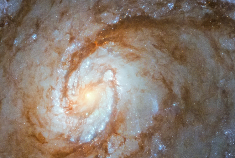 Фото дня: спиральная галактика в созвездии Волос Вероники"