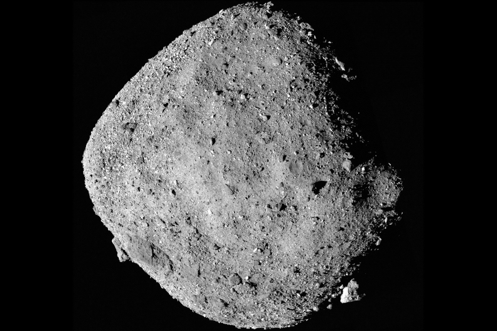 Автоматическая станция OSIRIS-REx обнаружила следы воды на астероиде Бенну