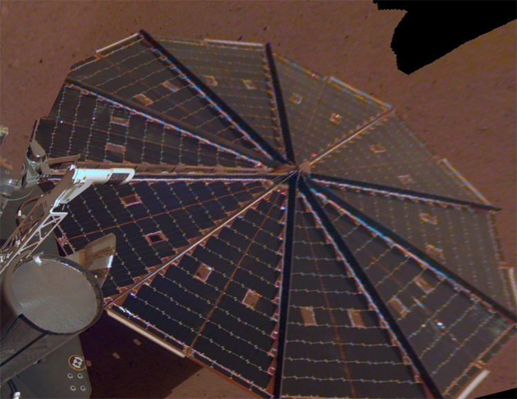 Фото дня: первое селфи марсианской станции NASA InSight"