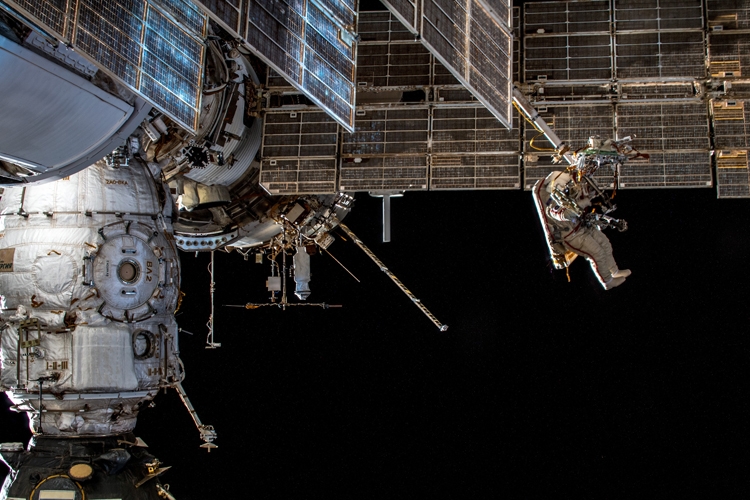 Фото дня: вскрытие защиты корабля «Союз МС-09» в открытом космосе"