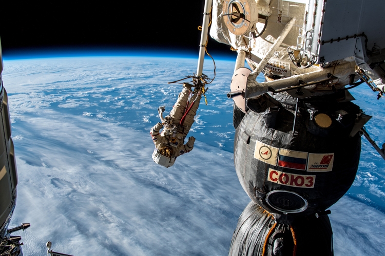 Фото дня: вскрытие защиты корабля «Союз МС-09» в открытом космосе"