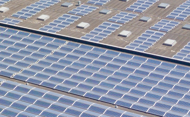 Nissan ввела в строй гигантскую крышу-электростанцию с солнечными панелями"