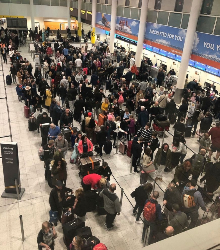 Лондонский аэропорт Гатвик вновь приостановил работу из-за дрона"