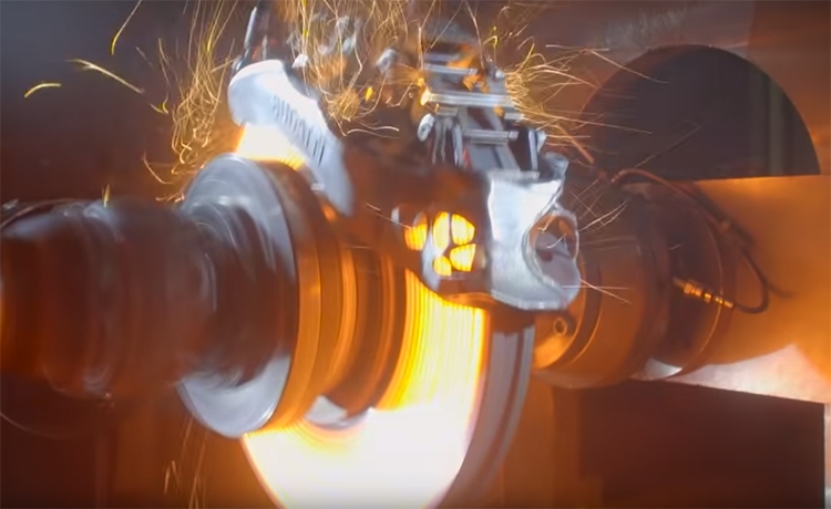 Видео дня: суровые испытания 3D-напечатанного тормозного суппорта Bugatti"