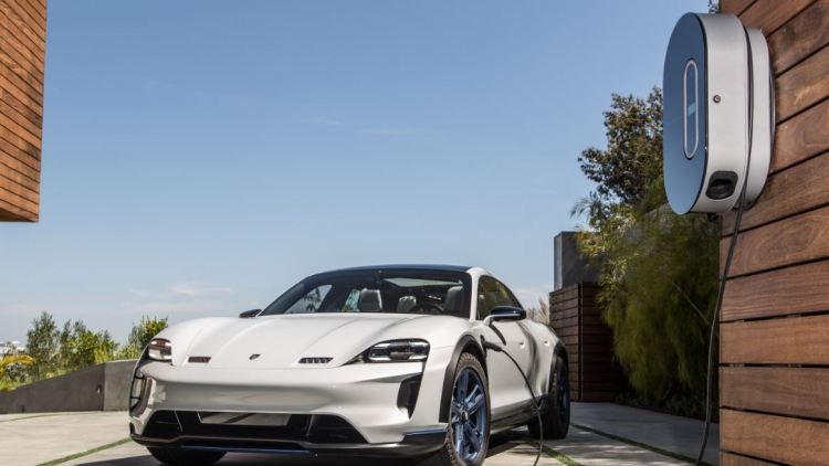 Электромобиль Porsche Taycan оказался популярным у владельцев Tesla"