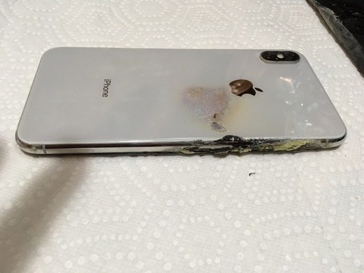 Новый iPhone XS Max взорвался в кармане у владельца"