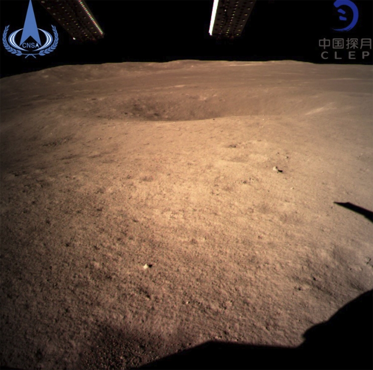 Фото дня: обратная сторона Луны глазами китайского аппарата «Чанъэ-4»"