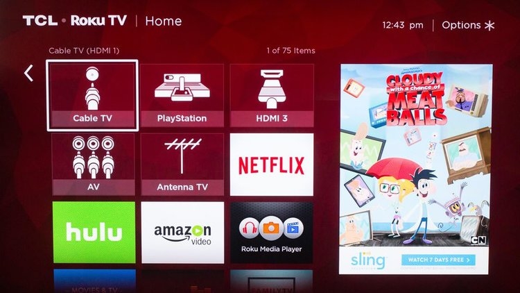  Интерфейс платформы Roku на «умном» телевизоре TCL с видным расположением рекламы на домашнем экране 