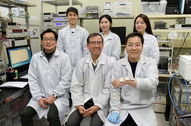 Корейские учёные преобразуют тепло тела в электричество для гаджетов