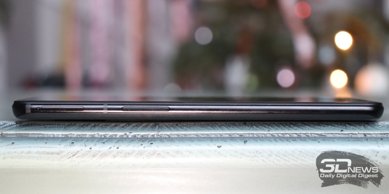  OnePlus 6T, левая грань: две клавиши регулировки громкости/спуска затвора камеры 