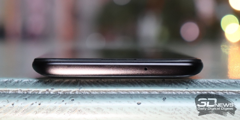  OnePlus 6T, верхняя грань: дополнительный микрофон 