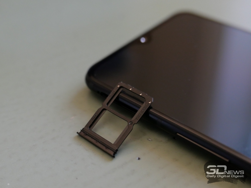  OnePlus 6T, слот для двух карточек стандарта nano-SIM 