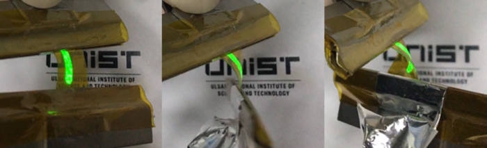 Испытание светодиода из перовскита на скручивание (UNIST)