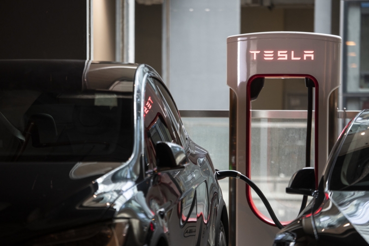Tesla повысила стоимость электричества на своих станциях Supercharger"