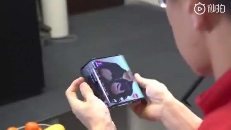 Видео дня: прототип двойного складного телефона Xiaomi"