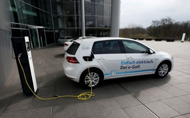 Volkswagen запустит производство мобильных зарядных станций для электромобилей"