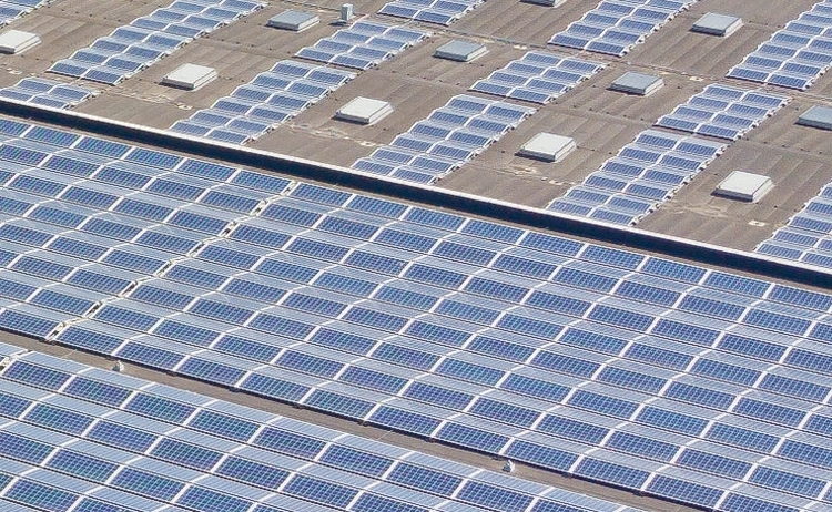  Солнечные панели на крышах зданий Центра запчастей Nissan Motor (NMPC) в Амстердаме 