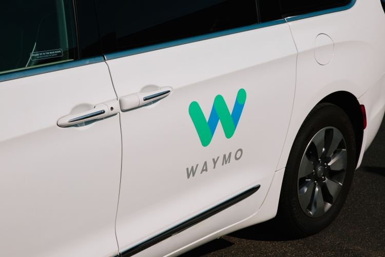 Waymo встречалась в 2016 году с 12 автопроизводителями в поисках партнёра по выпуску самоуправляемых автомобилей"