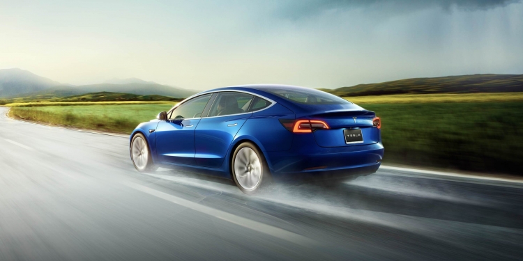 Tesla снизила цену на все версии электромобиля Model 3"