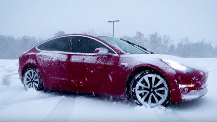Tesla Model 3 в снегу (YouTube/CBCN)