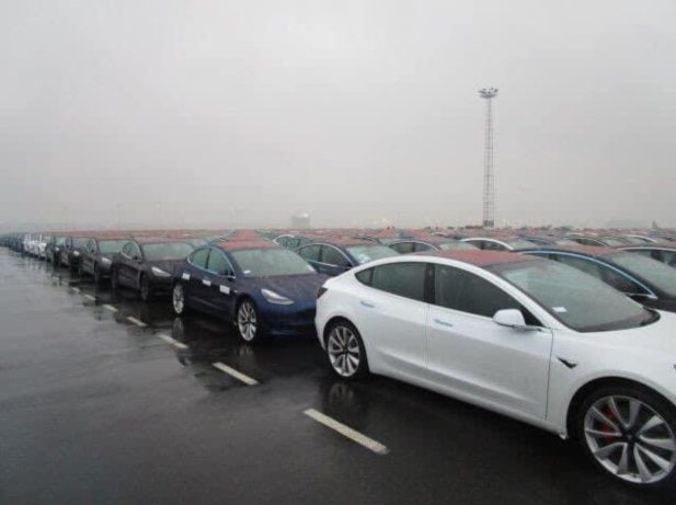 Илон Маск прибыл в Европу, чтобы лично контролировать поставки Tesla Model 3"