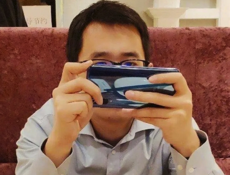 Незадолго до премьеры Xiaomi Mi 9 был заснят на «шпионском» фото