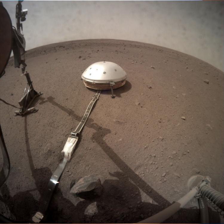 Зонд NASA InSight завершил установку приборов на поверхности Марса"