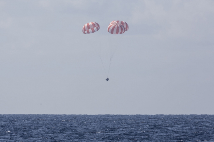SpaceX на пути к пилотируемым пускам: запуск нового корабля Crew Dragon прошёл успешно"