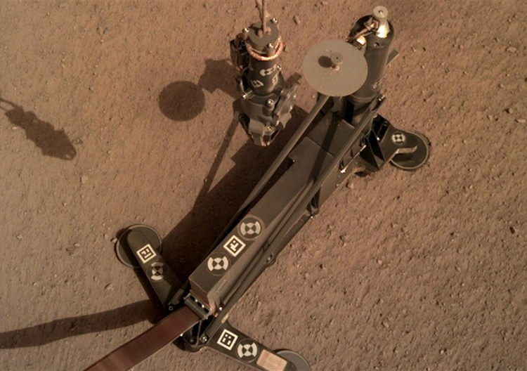 Инструмент зонда InSight начал углубляться в марсианский грунт"