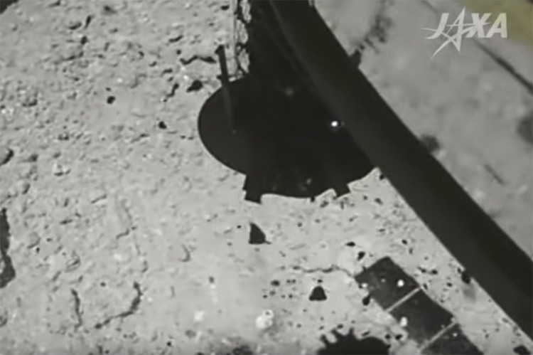 Видео дня: захват образцов грунта на астероиде Рюгу"
