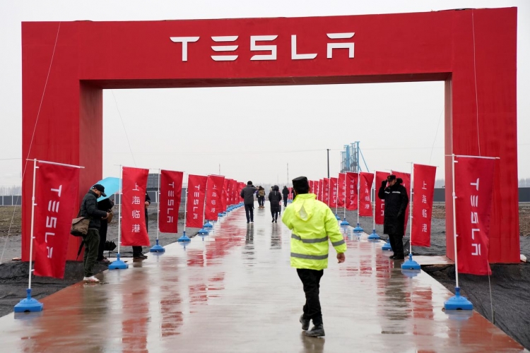 Строительство сборочного завода Tesla в Шанхае будет завершено в мае"