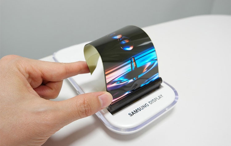 Патент Samsung: компактная «раскладушка» с гибким экраном наружу и сложной петлёй"