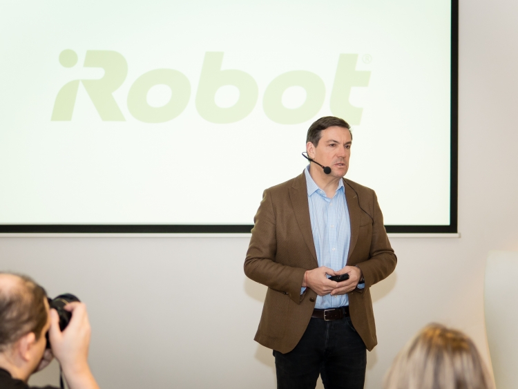 Робот-пылесос iRobot Roomba i7+ «понимает», как лучше производить уборку, и «помнит», где уже убирал"