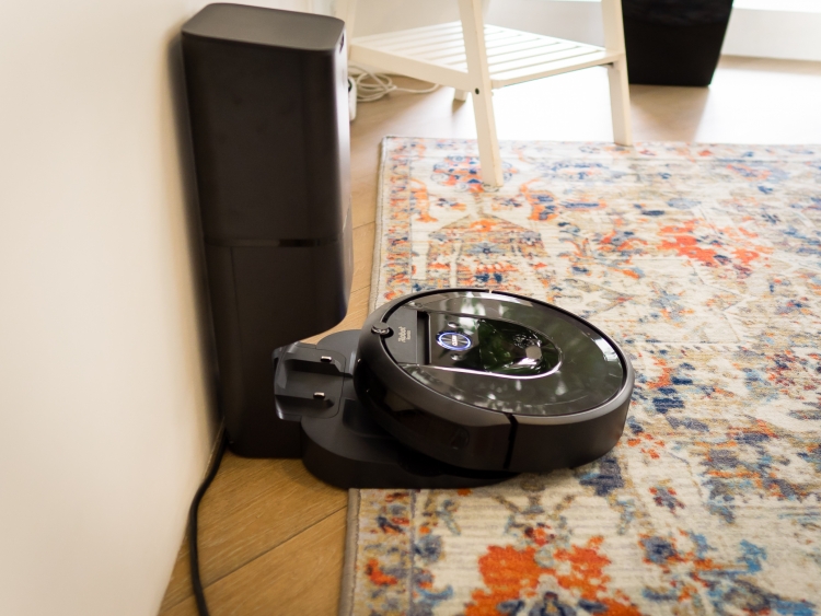 Робот-пылесос iRobot Roomba i7+ «понимает», как лучше производить уборку, и «помнит», где уже убирал"