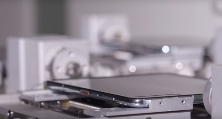 Видео: наблюдаем, как сгибают–разгибают Samsung Galaxy Fold"