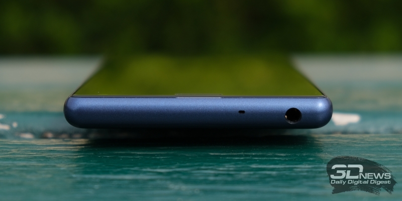  Sony Xperia 10, верхняя грань: мини-джек и микрофон 
