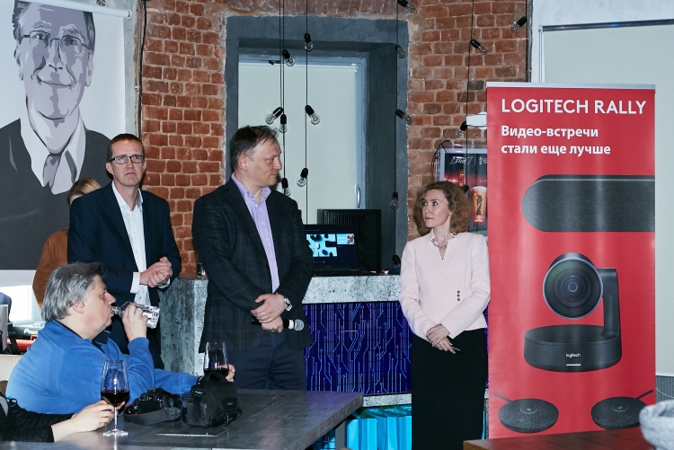 Logitech анонсировала модульную конференц-камеру Rally"