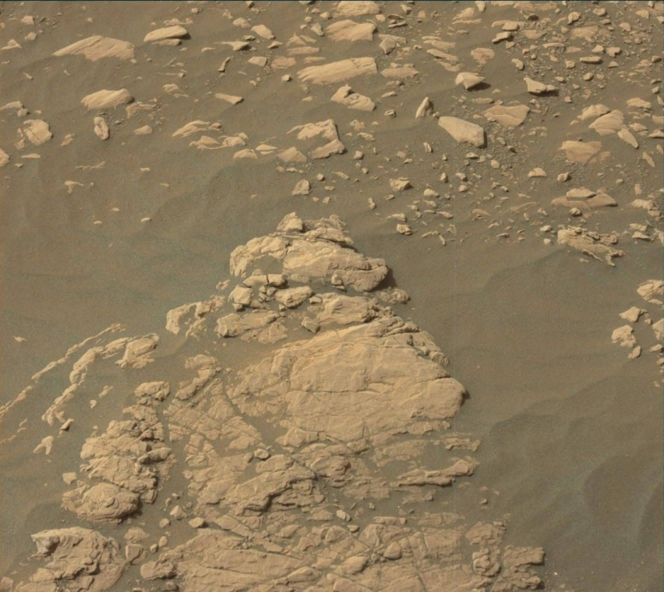 Марсоход NASA Curiosity пробурил дыру в глинистой почве кратера Гейла"