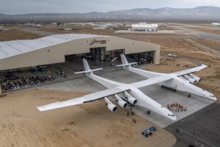 Stratolaunch: самый большой самолёт в мире совершил первый полёт"