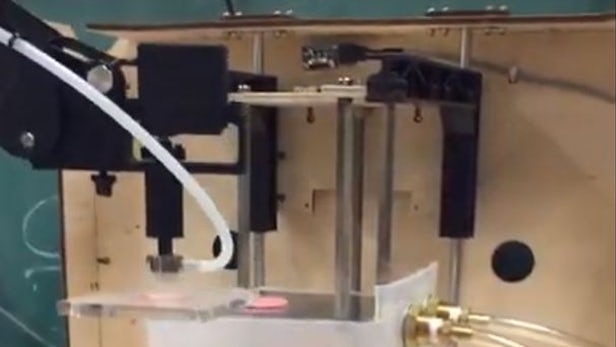 Новая система использует 3D-печать, роботизированную руку и систему замораживания для расширения производства биоматериалов (Фото: Гидеон Укпай / Калифорнийский университет в Беркли)