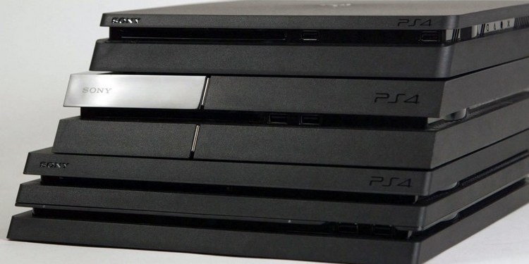 Снизу вверх: оригинальная PlayStation 4, PlayStation 4 Pro и обновлённая PlayStation 4