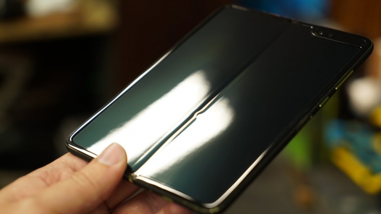 Немного пыли на экран — и складной смартфон Galaxy Fold выходит из строя"