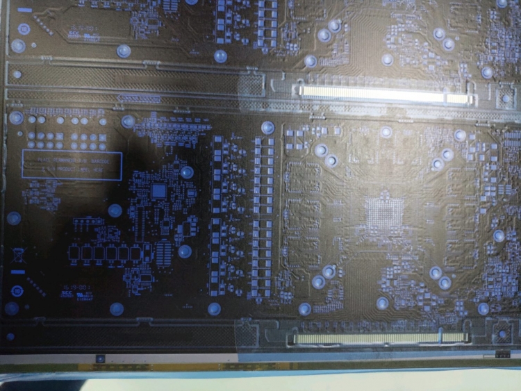 Просочившееся изображение PCB видеокарты AMD Navi указывает на 256-бит шину и GDDR6"