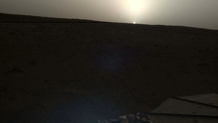Фото дня: восход и закат на Марсе глазами зонда InSight"