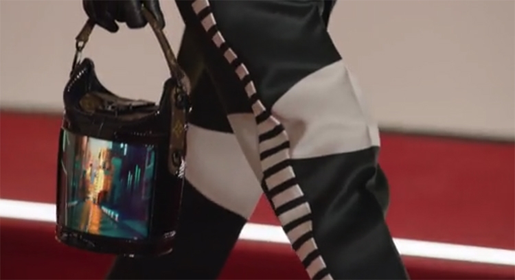 Дом моды Louis Vuitton встроил гибкий дисплей в дамскую сумочку"