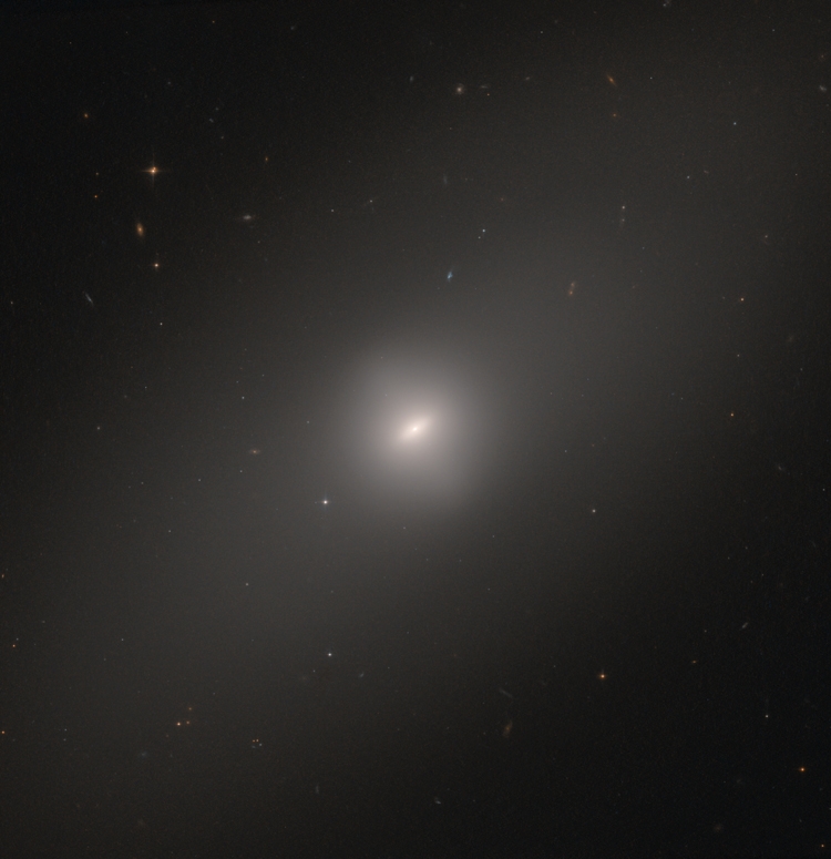 Фото дня: львиное око, или взгляд «Хаббла» на эллиптическую галактику"