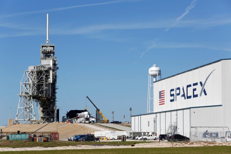 SpaceX отправила на орбиту первую партию спутников для интернет-сервиса Starlink"