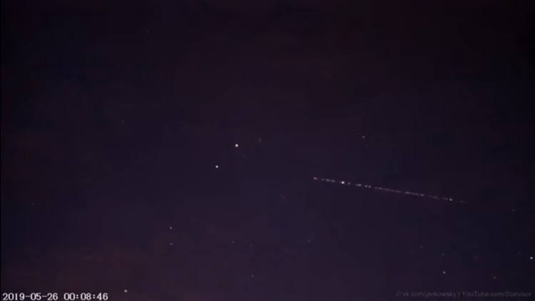 «Рой» спутников SpaceX замечен в небе над Уралом"